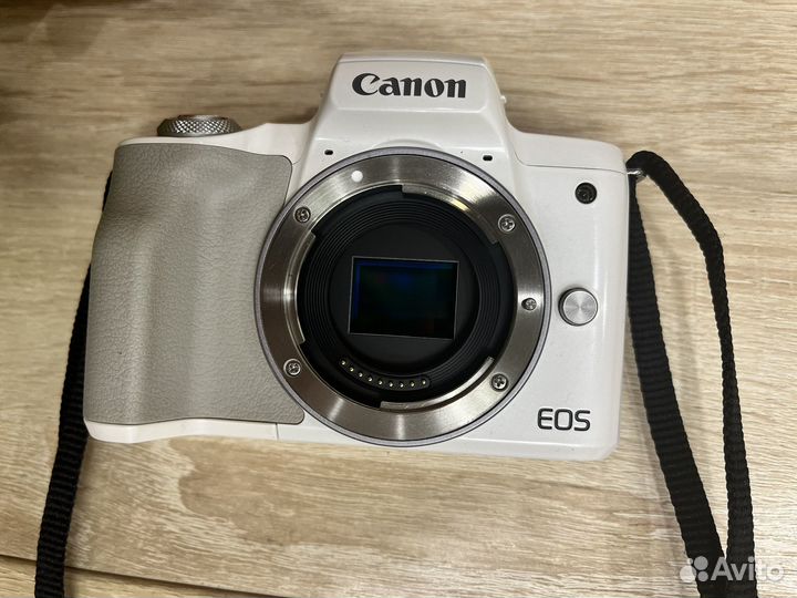 Компактный фотоаппарат canon м50