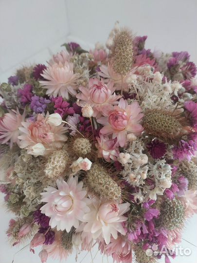 Композиция из сухоцветов в корзинке