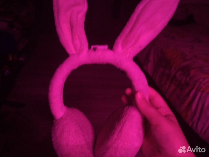 Наушники (украшение) в виде розового зайца