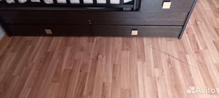 Детская кроватка с маятником и комодом