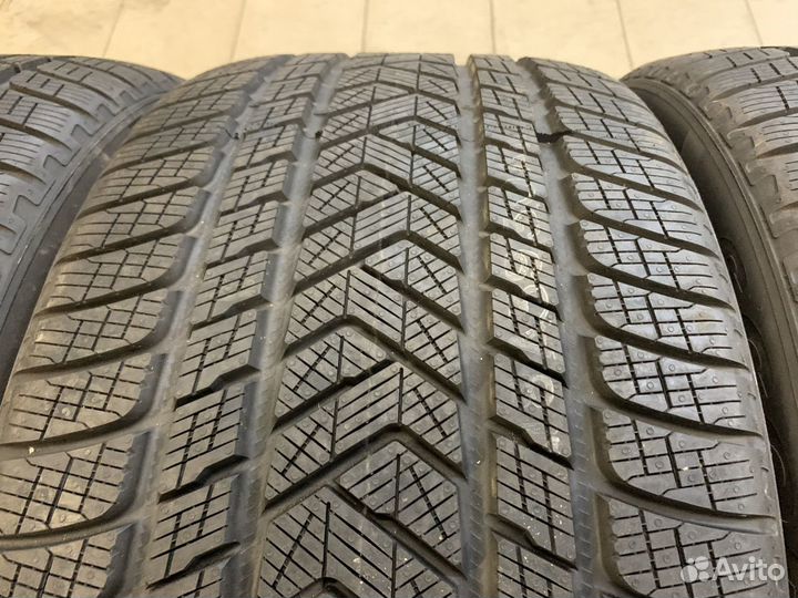 Pirelli Scorpion Winter 325/35 R22 и 285/40 R22 114V