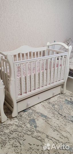 Детская кроватка с маятником