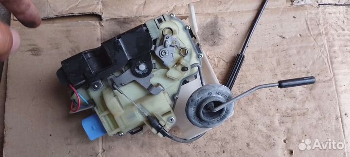 Замок левой двери volkswagen transporter T5
