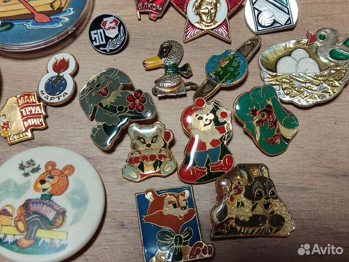 Значки, в основном детские