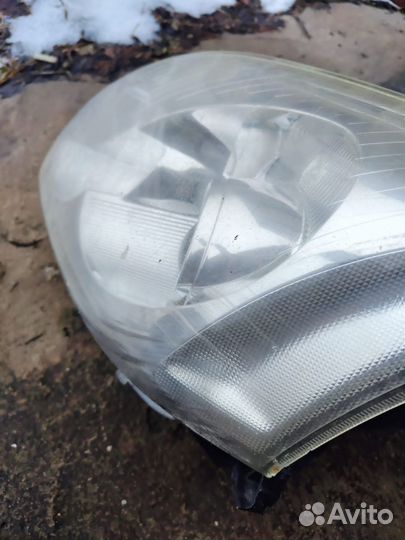 Фары на toyota avensis