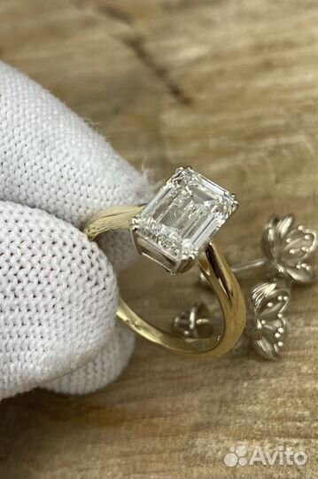 Кольцо с бриллиантом