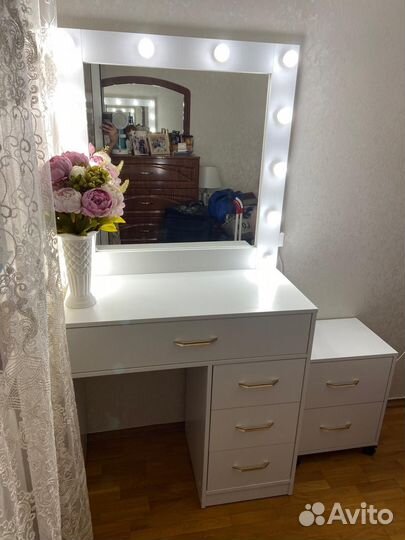 Гримерное зеркало со столом