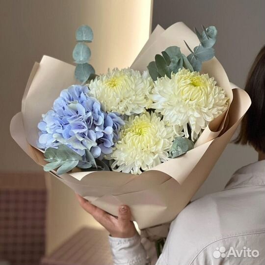 Букет из одноголовых хризантем и гортензии