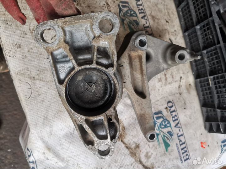 Опора двигателя правая Renault Megane III (2008—20