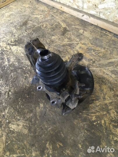 Поворотный кулак правый Volkswagen Polo