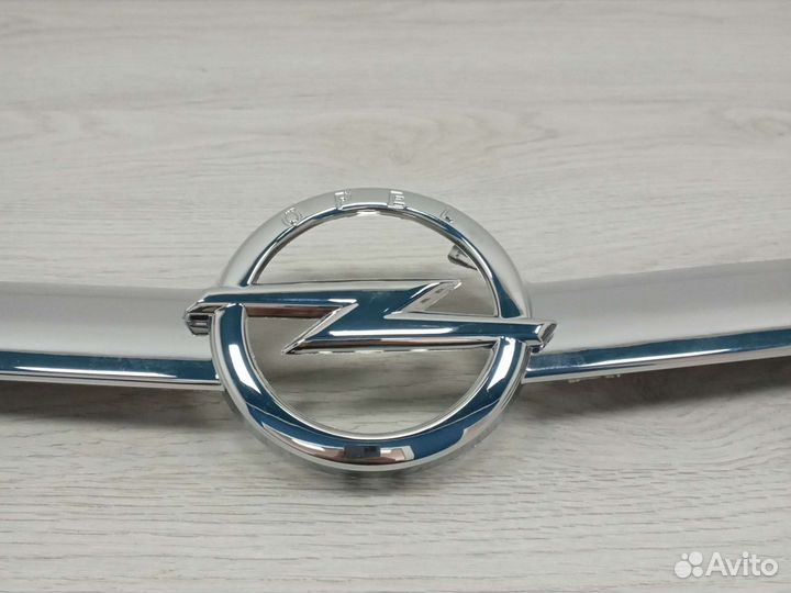 Молдинг решетки радиатора Opel Astra J 2012-2015 г
