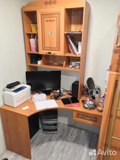 Двухъярусная кровать, стол, шкаф и комод