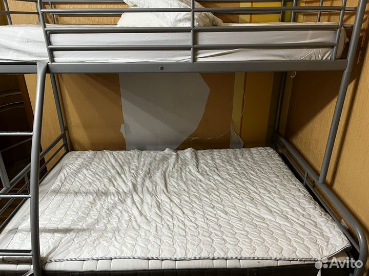 Кровать двухьярусная