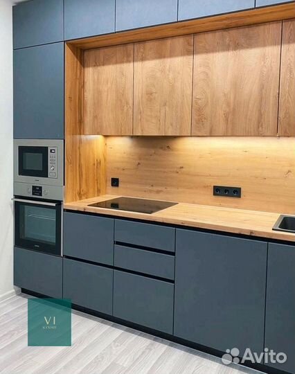 Кухня встроенная светлая