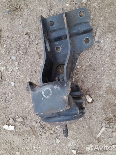 Кронштейн подушка двигателя Nissan Laurel C34 RD28