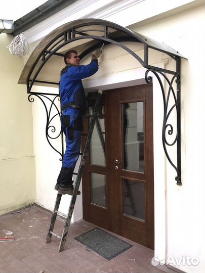 Козырек над крыльцом