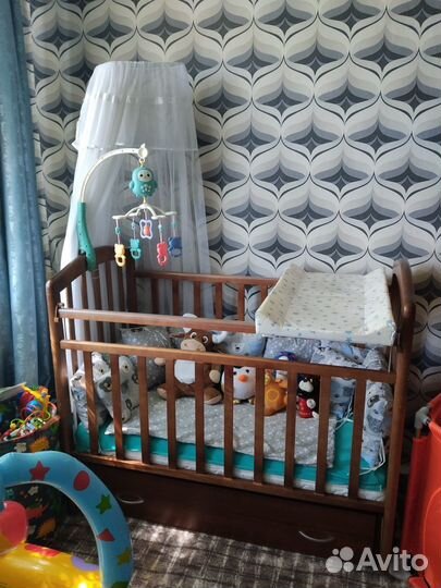 Продам детскую кроватку маятник с комодом