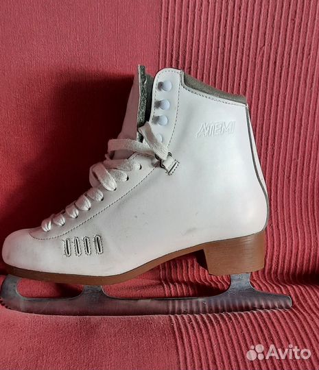 Коньки женские фигурные