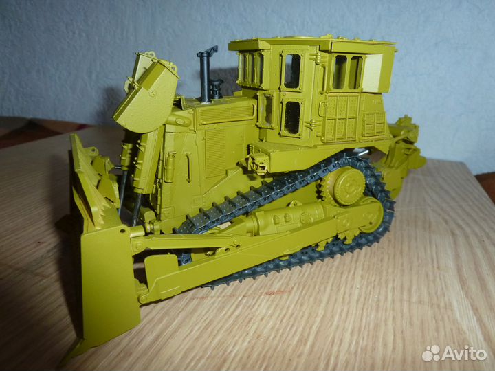 Продам модель бульдозера М1:35