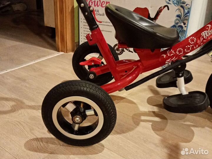 Трехколесный велосипед с ручкой