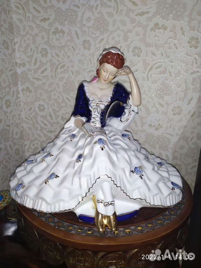 Фарфоровая статуэтка Девушка с книгой Чехия Royal