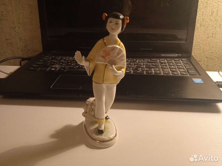 Фигурка фарфор девушка с веером