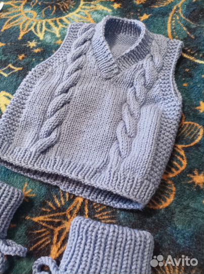 Комплект детской вязаный: жилет и пинетки