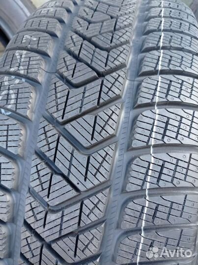 Pirelli Scorpion Winter RFT 235/55 R19 101H