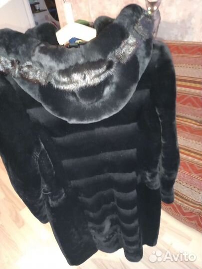 Шуба мутоновая с капюшоном ниже колен 48 размер