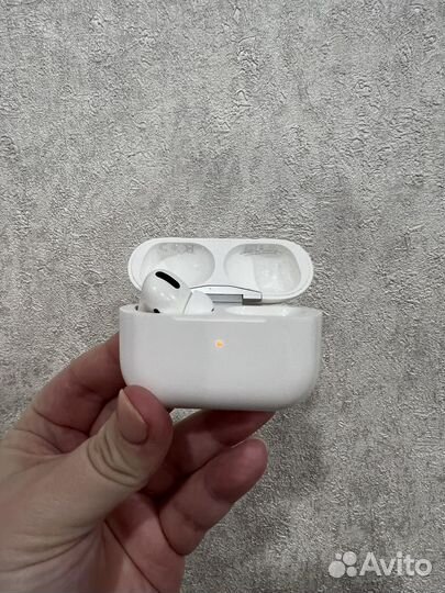 Airpods pro (кейс и левый наушник)