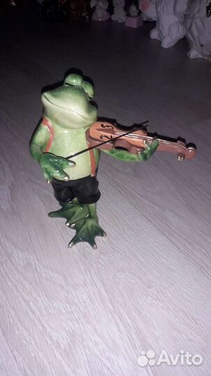 Фигурка Лягушка Скрипач 18 см