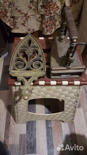 Утюг старинный с подставкой бронза душа не родная