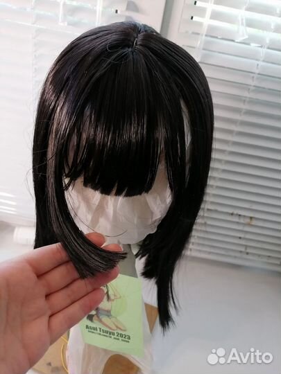 Парик черный с челкой и пробором