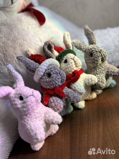 Вязанные игрушки зайки
