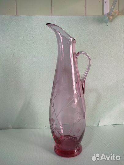 Кувшин из марганцевого стекла