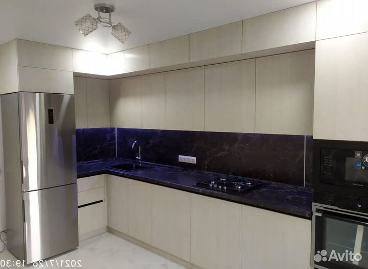 Угловой кухонный гарнитур современный