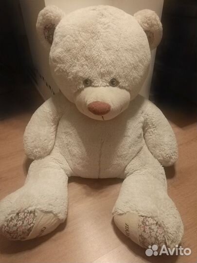 Большой плюшевый медведь