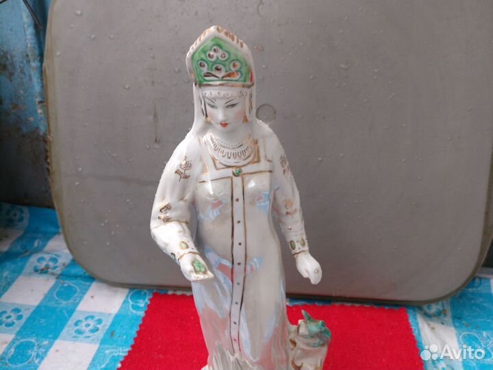 Фарфоровая статуэтка