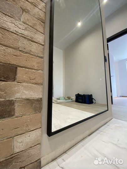 Зеркало в металлической раме