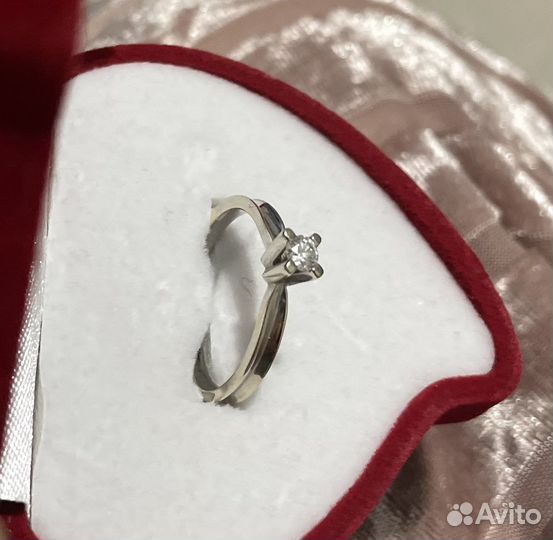 Золотое кольцо с бриллиантом