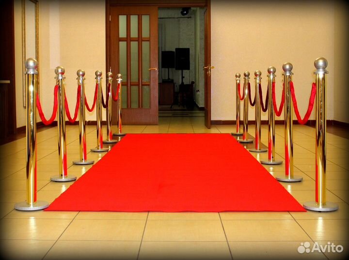 Красная ковровая дорожка со столбиками, аренда