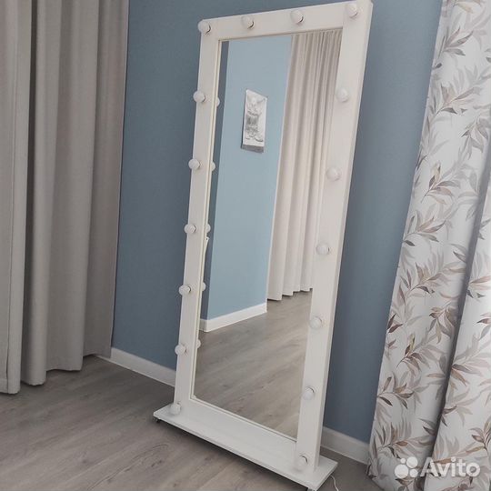 Гримерное зеркало с лампочками