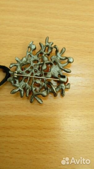 Брошь из сердолика