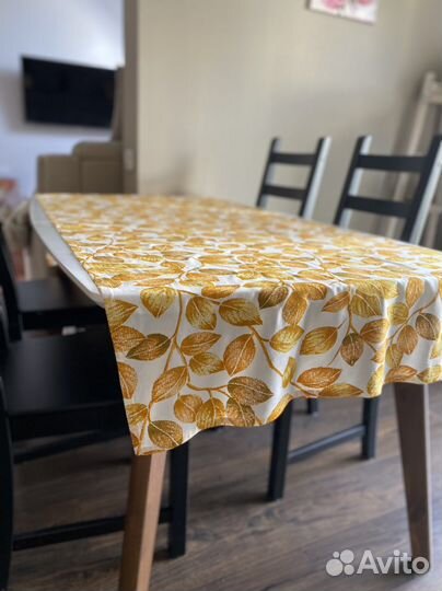 Интерьерное решение скатерть наволочки картина