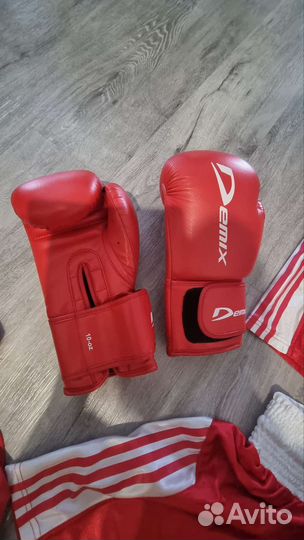 Боксерские перчатки, шлем, форма, пояса