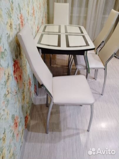 Стол и стулья