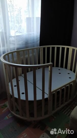 Детская кроватка с маятником