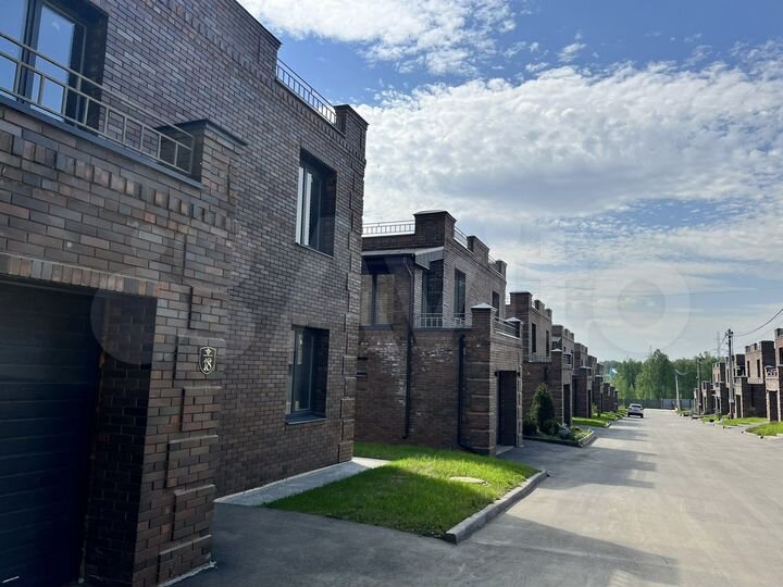 Коттедж 202 м² на участке 4 сот.