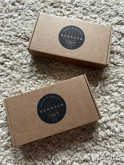 Большой белый бант на заколке