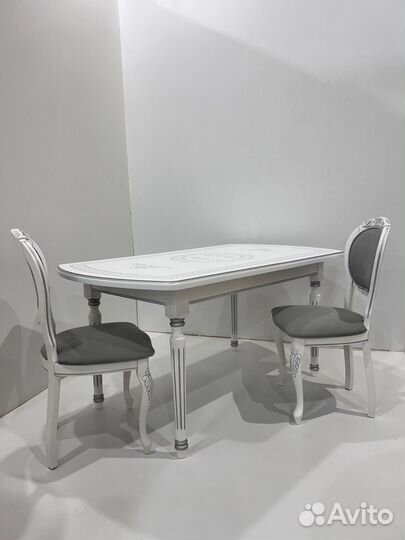 Кухонный стол и стулья из массива